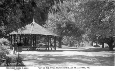 The valley floor behind the dam wall circa 1940s – 50s, showing the rotunda, broad paths and closely clipped lawn areas beneath the trees