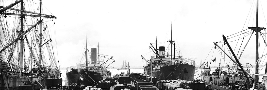 Wheat traffic, Railway Pier, Williamstown, VPRS 12800/P1 Unit 144 H2163 Black and white photo of ships at dock