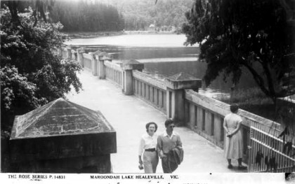 Postcard of the eastern end of the dam wall, circa 1940s.