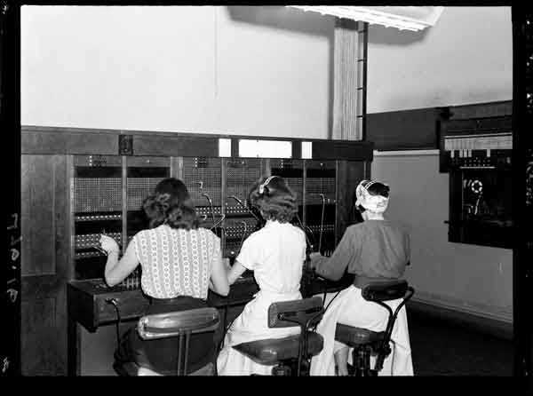 women working at the telephone exchange